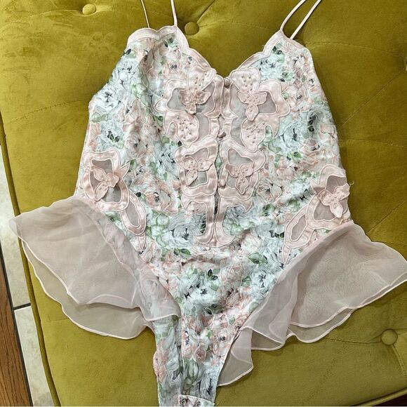 Victoria's Secret Gold Label Pink Lace Floral Teddy Size M - Picture 1 of 12